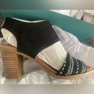 Toms Black Sandals NWT